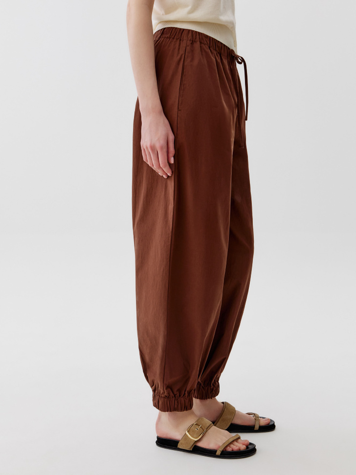 брюки-джоггеры из хлопка по цене 2999 руб вид справа