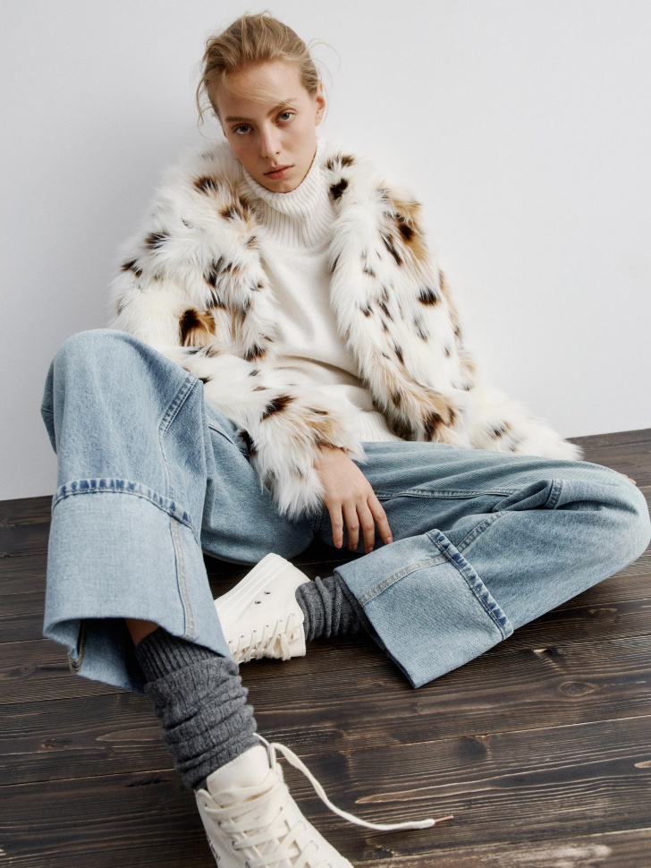 шуба из искусственного меха по цене 8999 руб вид справа