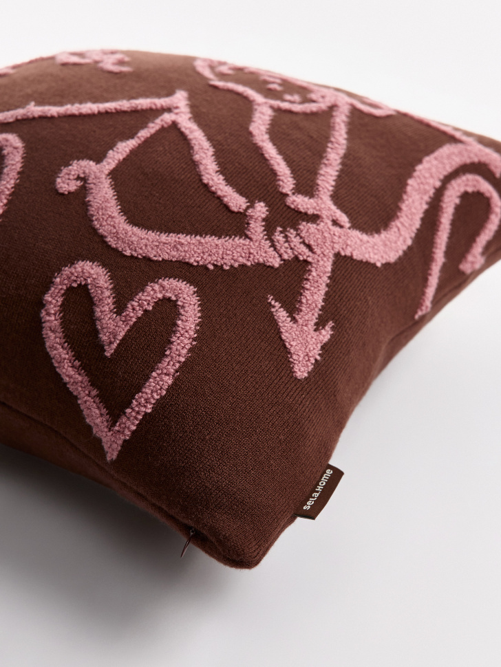 чехол для декоративной подушки с яркой объемной вышивкой от бренда sela вид слева