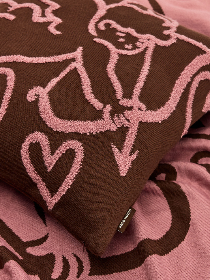 чехол для декоративной подушки с яркой объемной вышивкой из россии вид сбоку