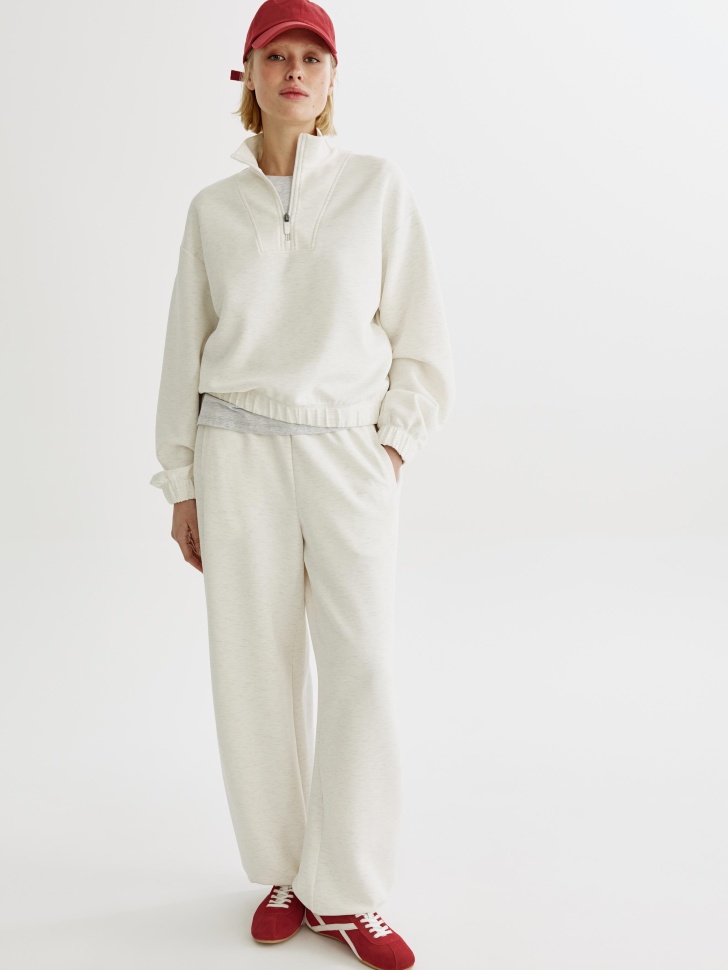 модаловый свитшот с высоким воротником на молнии от бренда sela вид слева