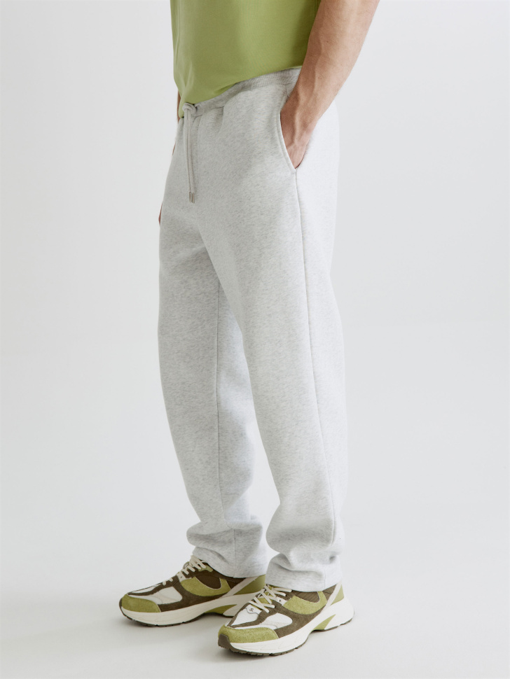 трикотажные брюки из утепленного футера по цене 2299 руб вид справа