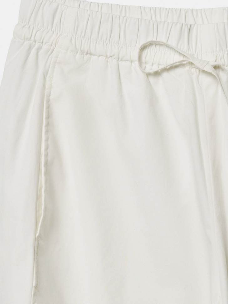 укороченные хлопковые брюки объемного силуэта из хлопка спереди