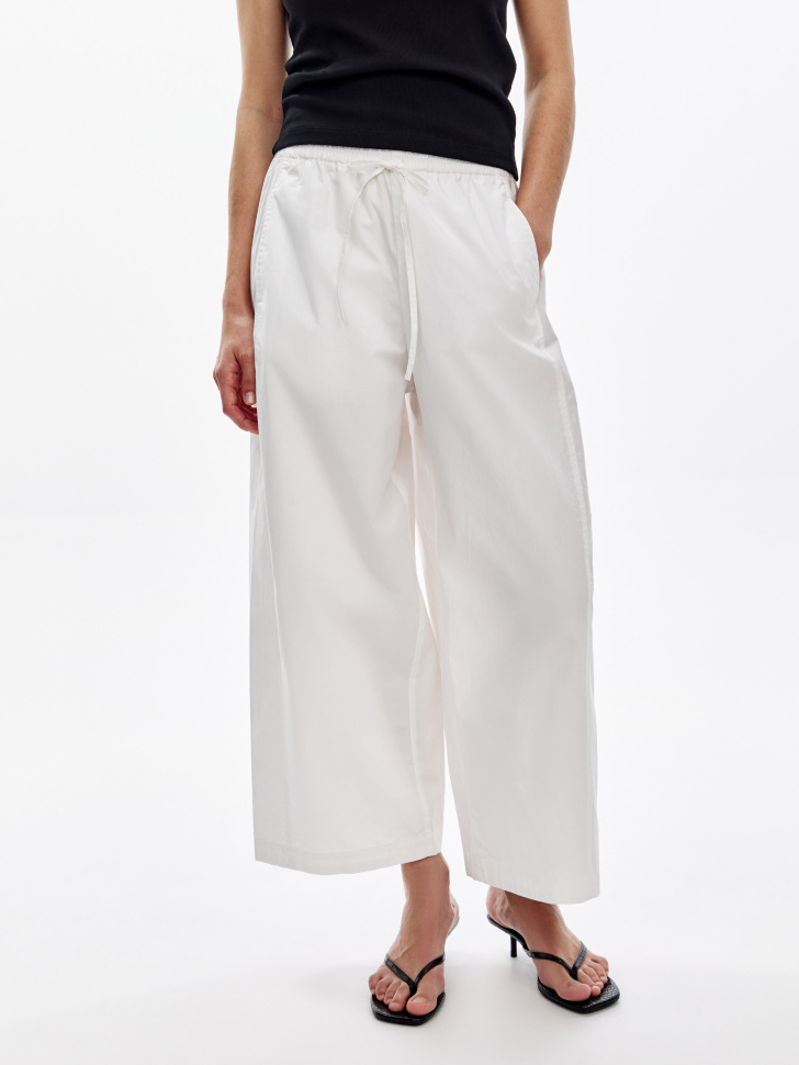 укороченные хлопковые брюки объемного силуэта от бренда sela вид слева