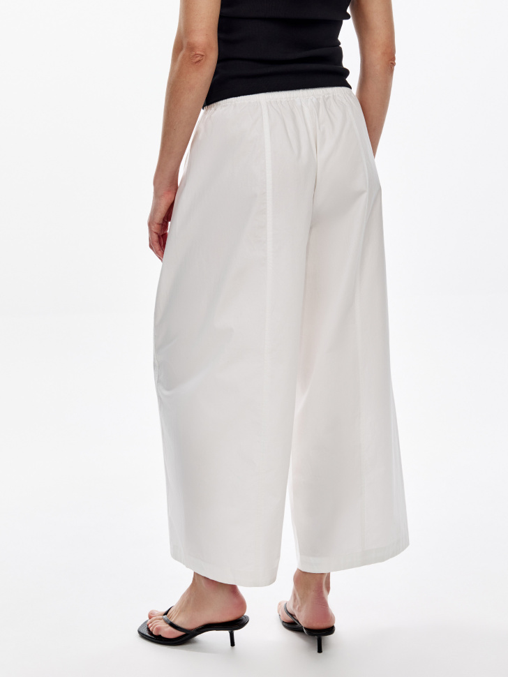 укороченные хлопковые брюки объемного силуэта по цене 3599 руб вид справа