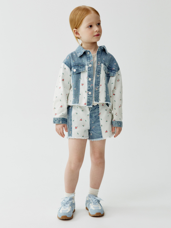 укороченная джинсовая куртка в стиле пэчворк для девочек от бренда sela вид слева