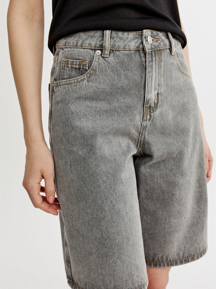 свободные джинсовые шорты бермуды с высокой посадкой от бренда sela вид слева