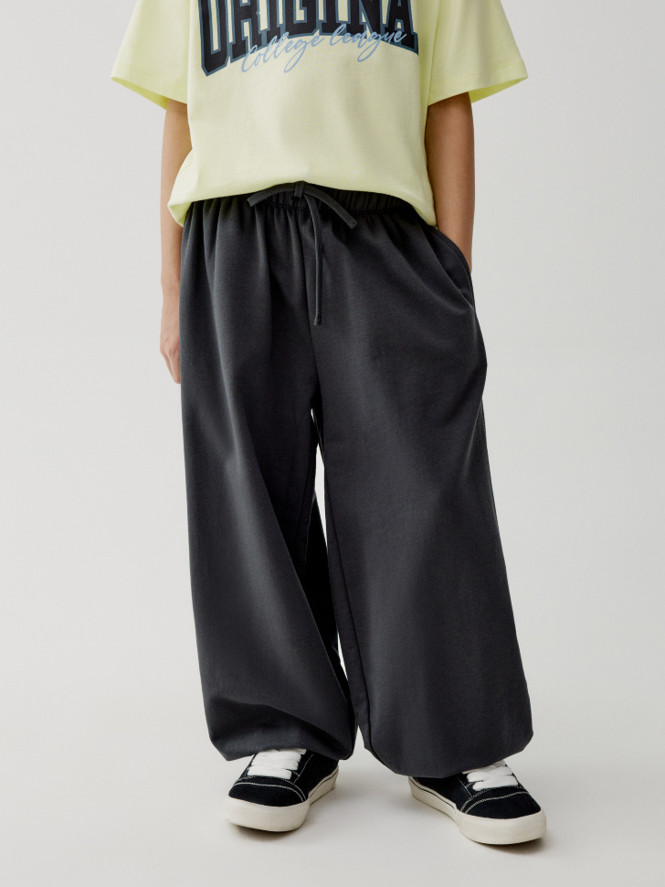 базовые джоггеры оверсайз для мальчиков от бренда sela вид слева