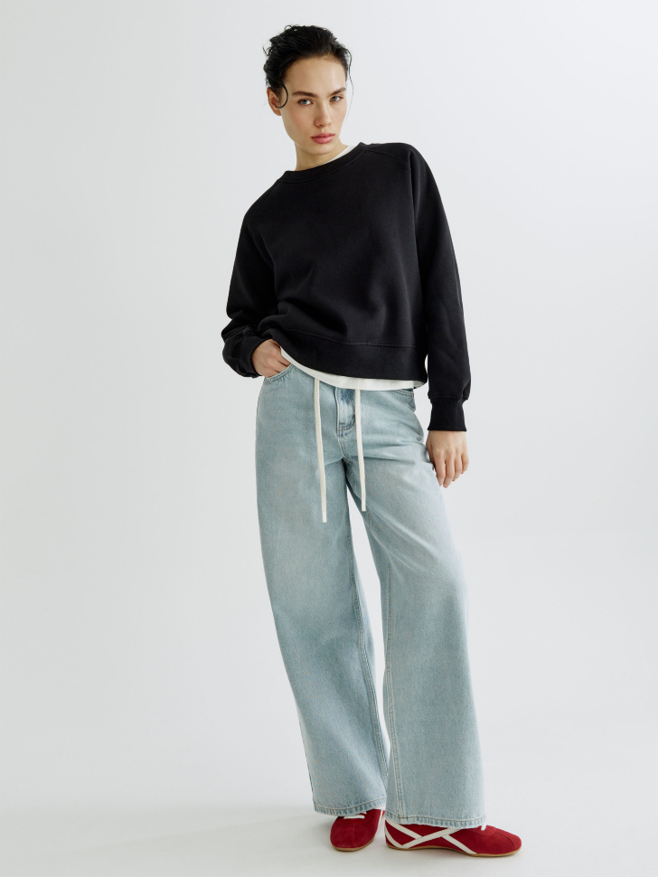 свитшот из футера от бренда sela вид слева