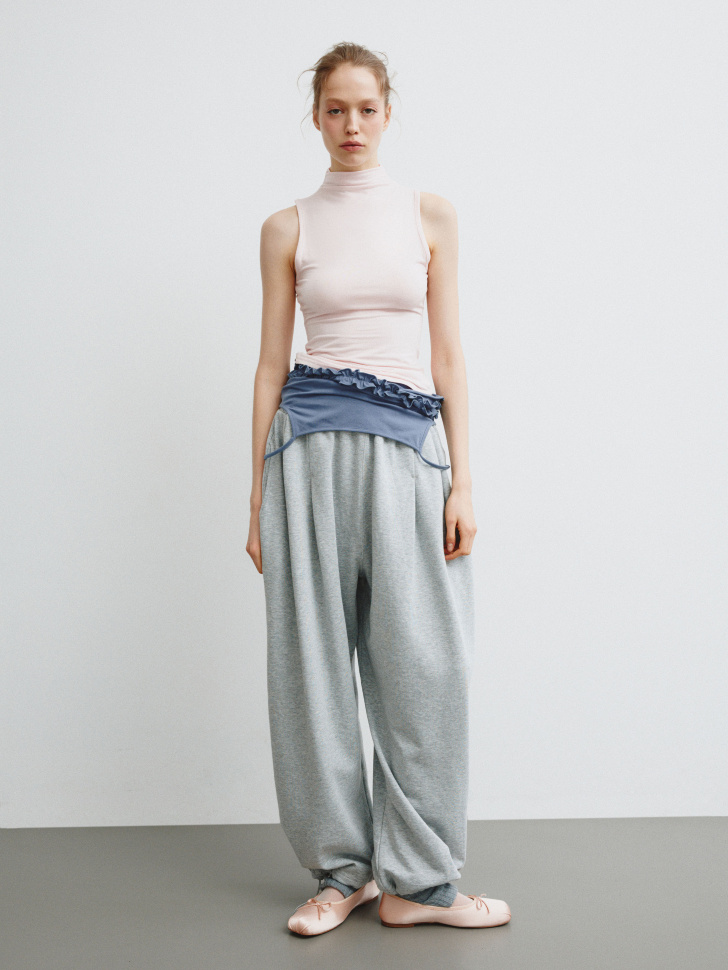 топ с воротником из смесового модала из линейки  young от бренда sela вид слева