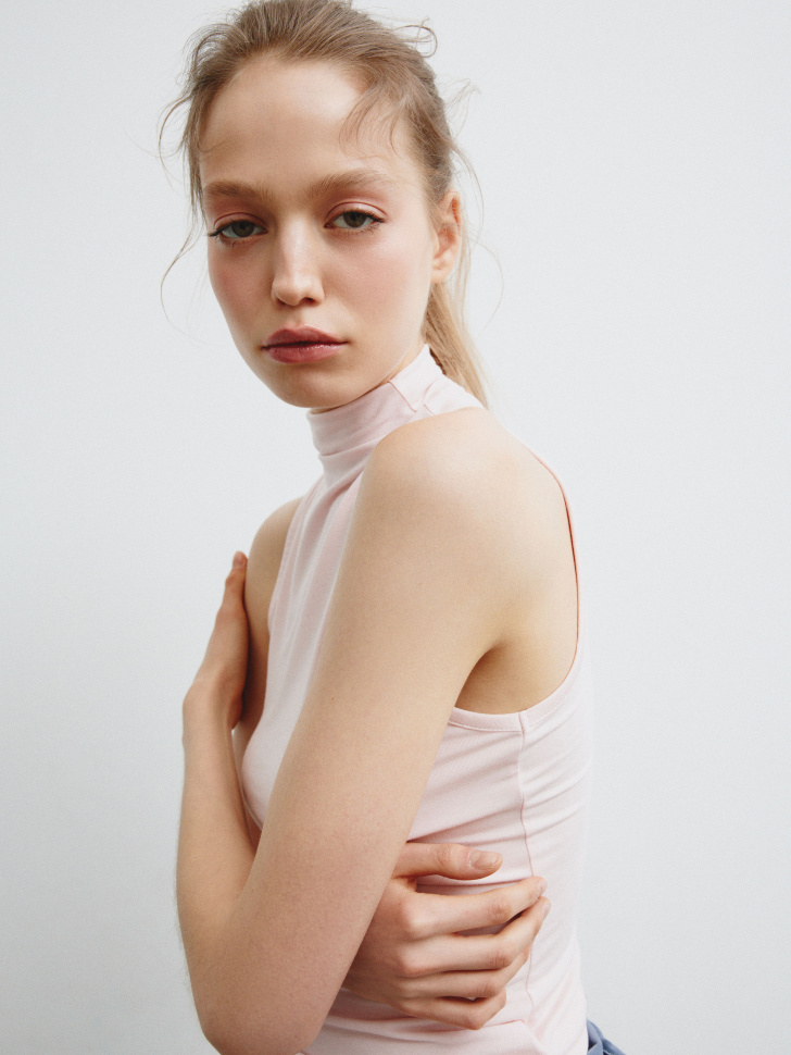 топ с воротником из смесового модала из линейки  young из россии вид сбоку