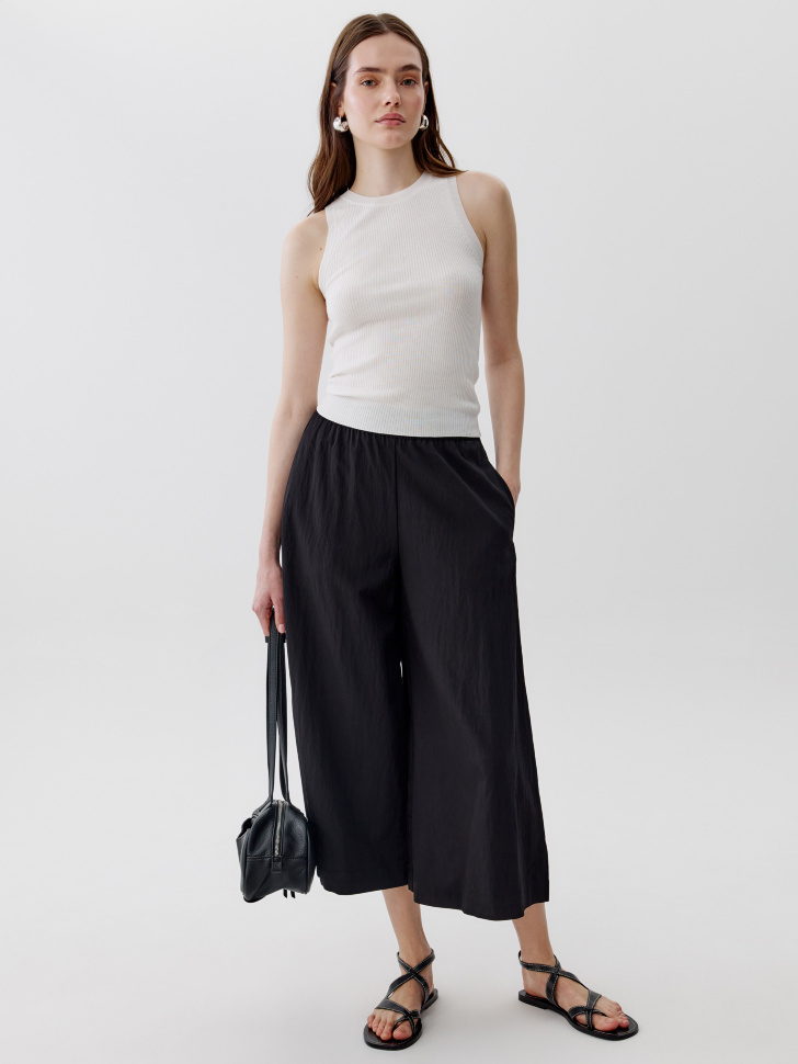 вязаный топ в рубчик от бренда sela вид слева