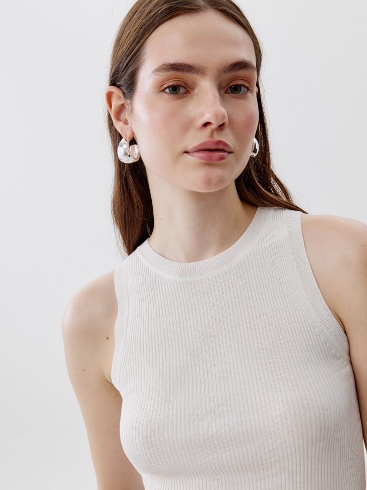 вязаный топ в рубчик по цене 1599 руб вид справа