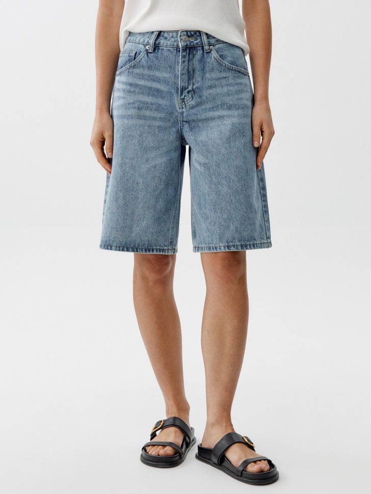 свободные джинсовые шорты бермуды с высокой посадкой от бренда sela вид слева
