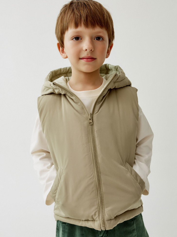 двусторонний жилет с капюшоном для мальчиков от бренда sela вид слева