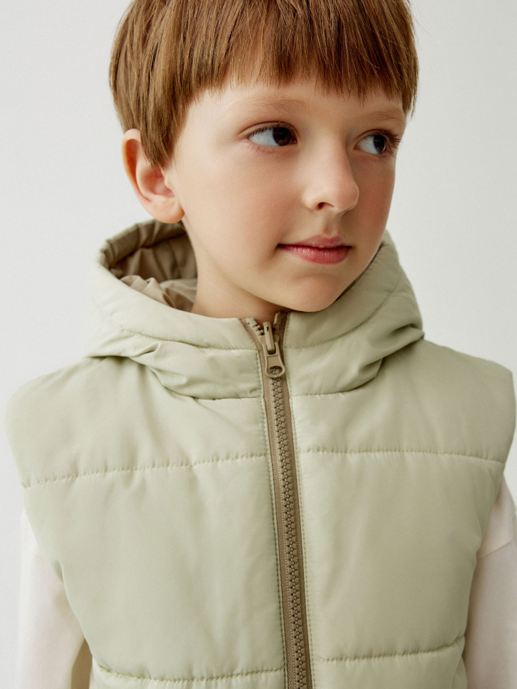 двусторонний жилет с капюшоном для мальчиков по цене 2499 руб вид справа