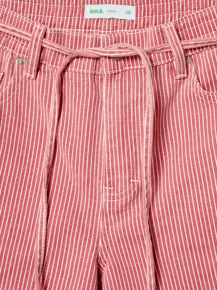 джинсовые шорты-бермуды со шнурком на поясе из джинсы и джинскота спереди