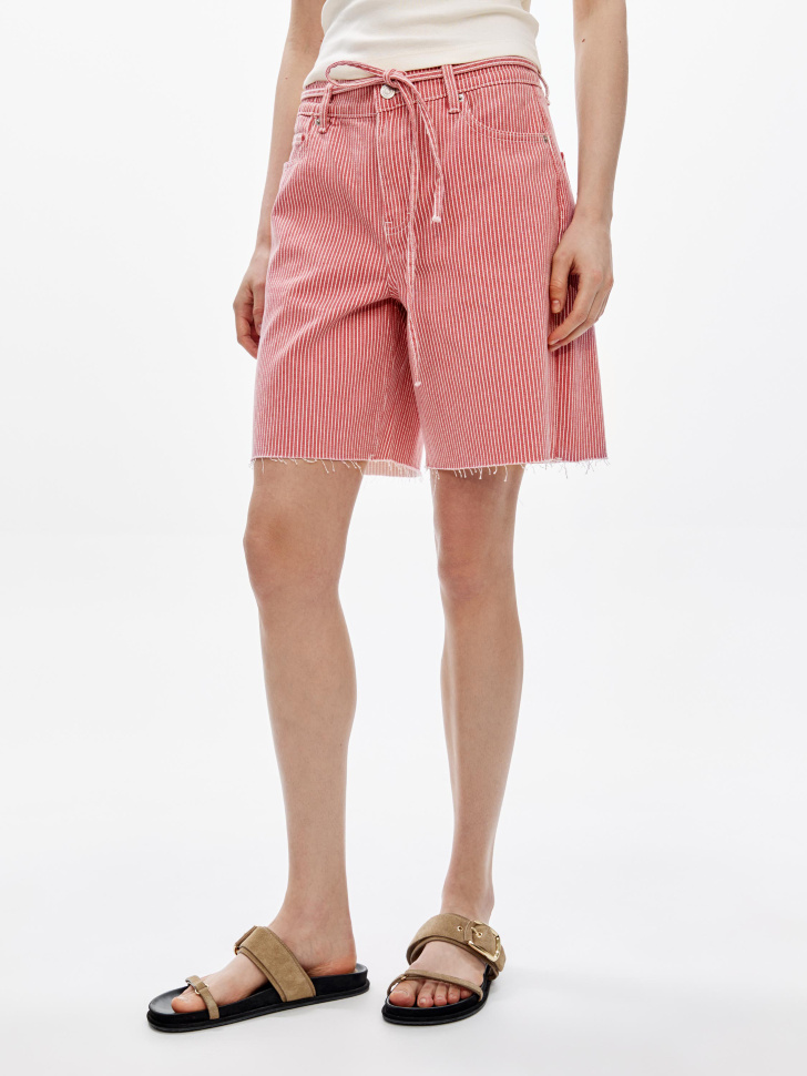 джинсовые шорты-бермуды со шнурком на поясе от бренда sela вид слева