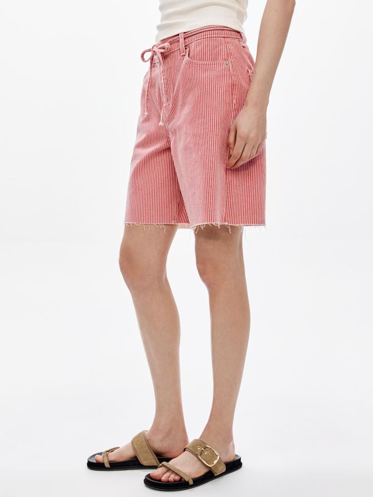 джинсовые шорты-бермуды со шнурком на поясе по цене 2999 руб вид справа