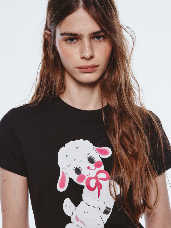 футболка с принтом из линейки  young по цене 1699 руб вид справа