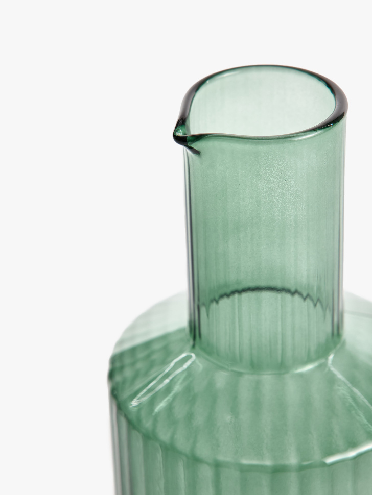 декантер для вина из стекла с рельефным узором от бренда sela вид слева