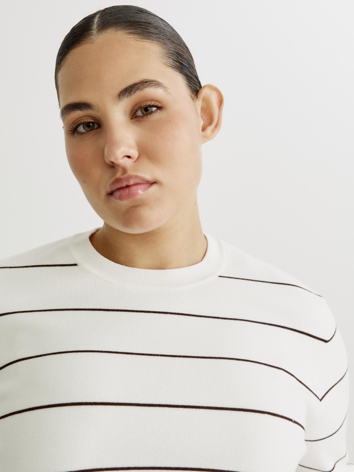 укороченный вязаный джемпер из смесовой вискозы по цене 1999 руб вид справа