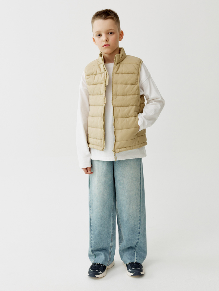 базовый стеганый жилет для мальчиков от бренда sela вид слева