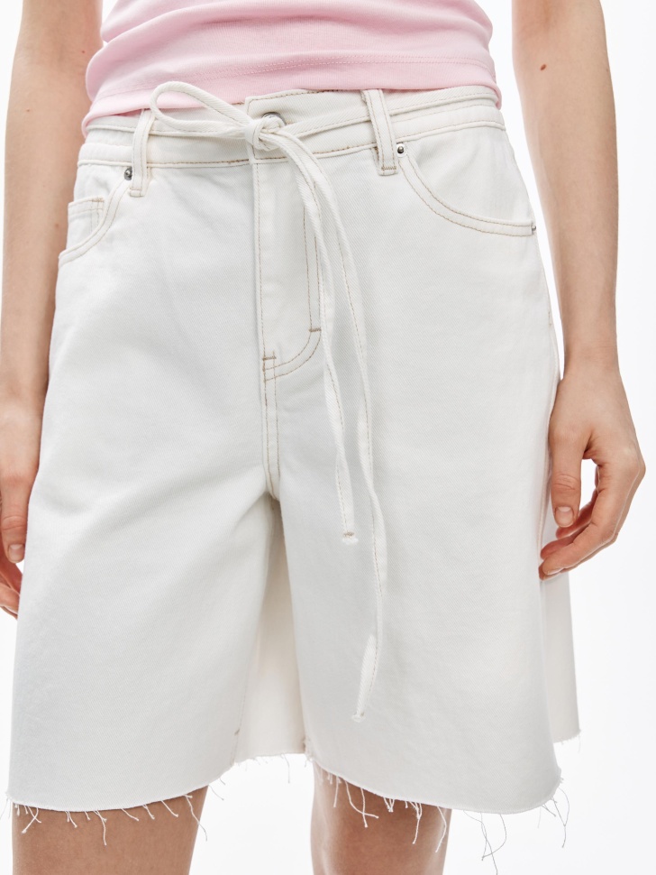 джинсовые шорты-бермуды со шнурком на поясе от бренда sela вид слева