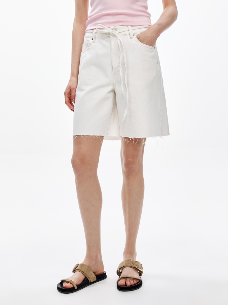 джинсовые шорты-бермуды со шнурком на поясе из россии вид сбоку