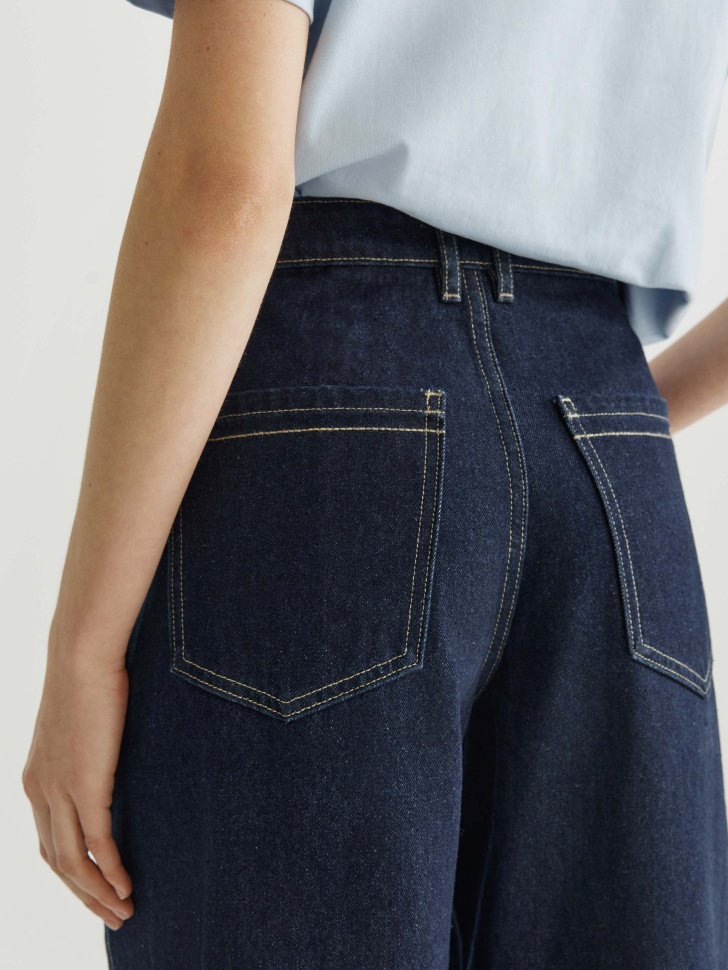 укороченные джинсы banana из джинсы и джинскота спереди