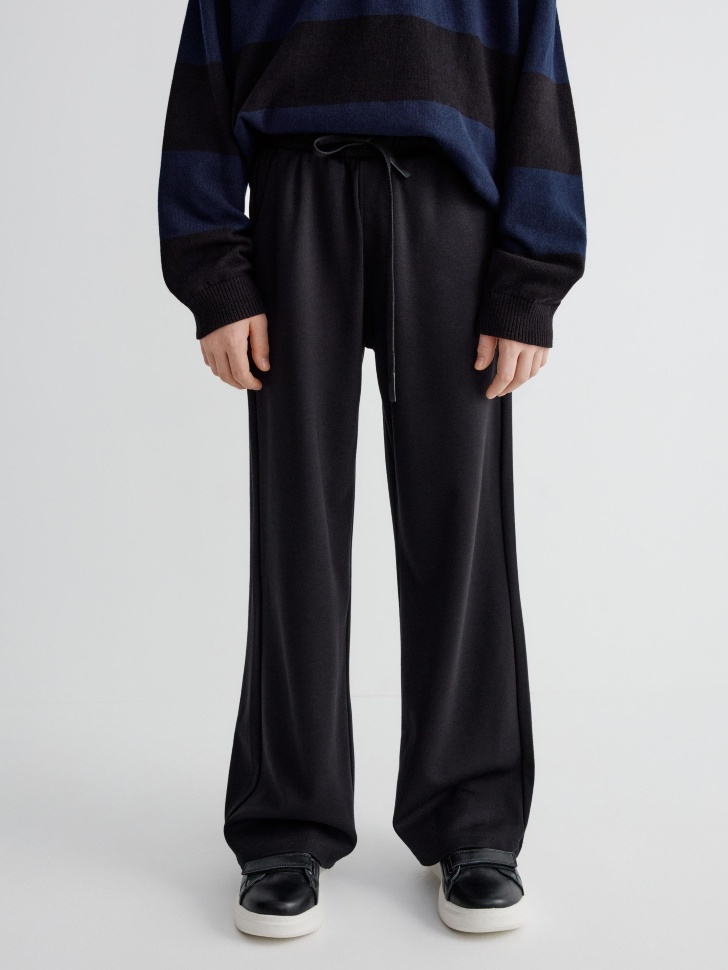 свободные трикотажные брюки для мальчиков от бренда sela вид слева