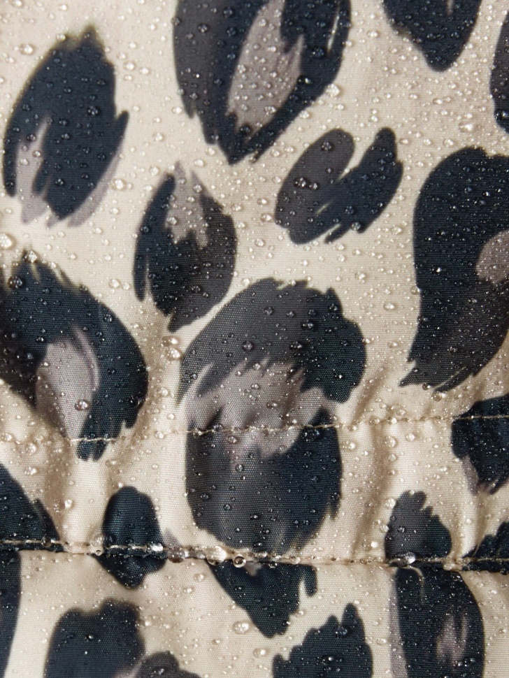 дутая куртка с анималистичным принтом для девочек из россии вид сбоку