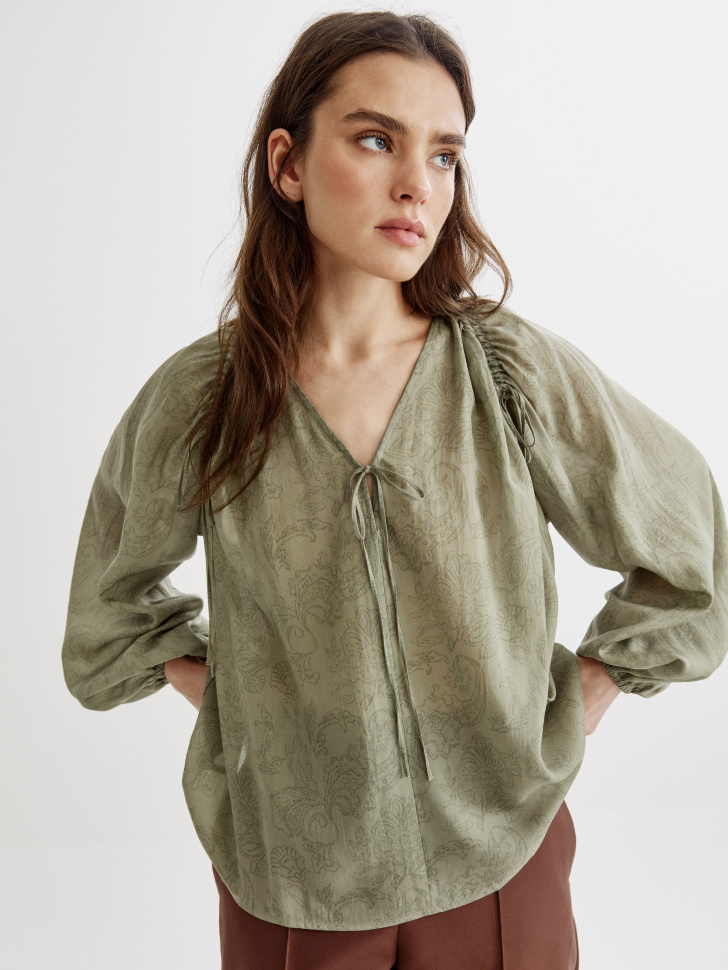 Воздушная блуза со сборками на завязку из лиоцелла 3599₽