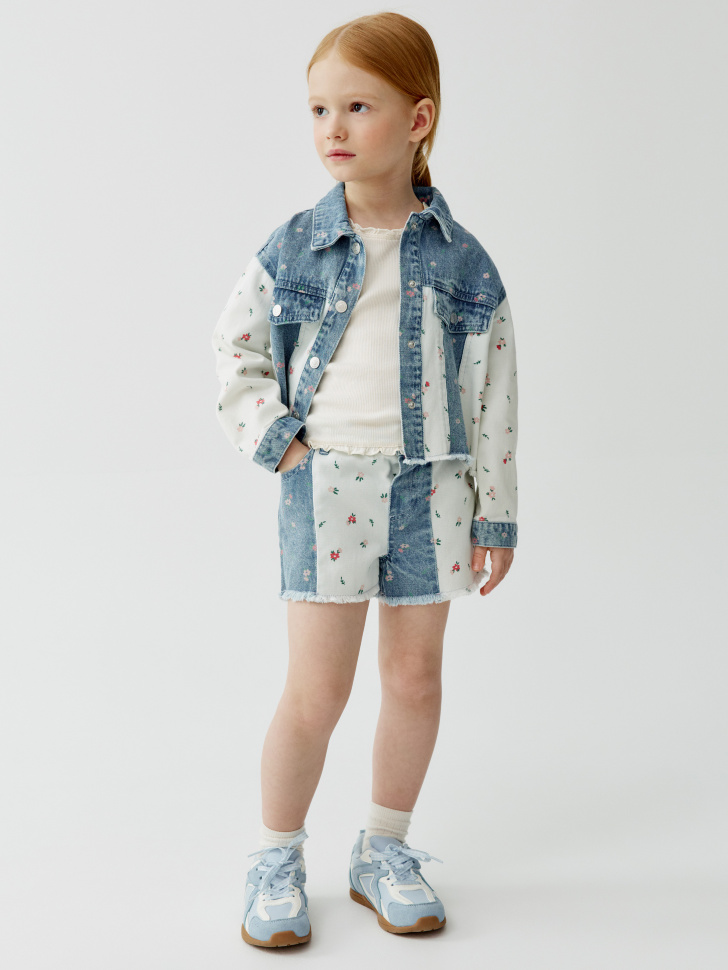 джинсовые шорты в стиле пэчворк для девочек от бренда sela вид слева