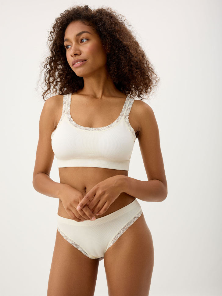 

Трусы-стринги с кружевом