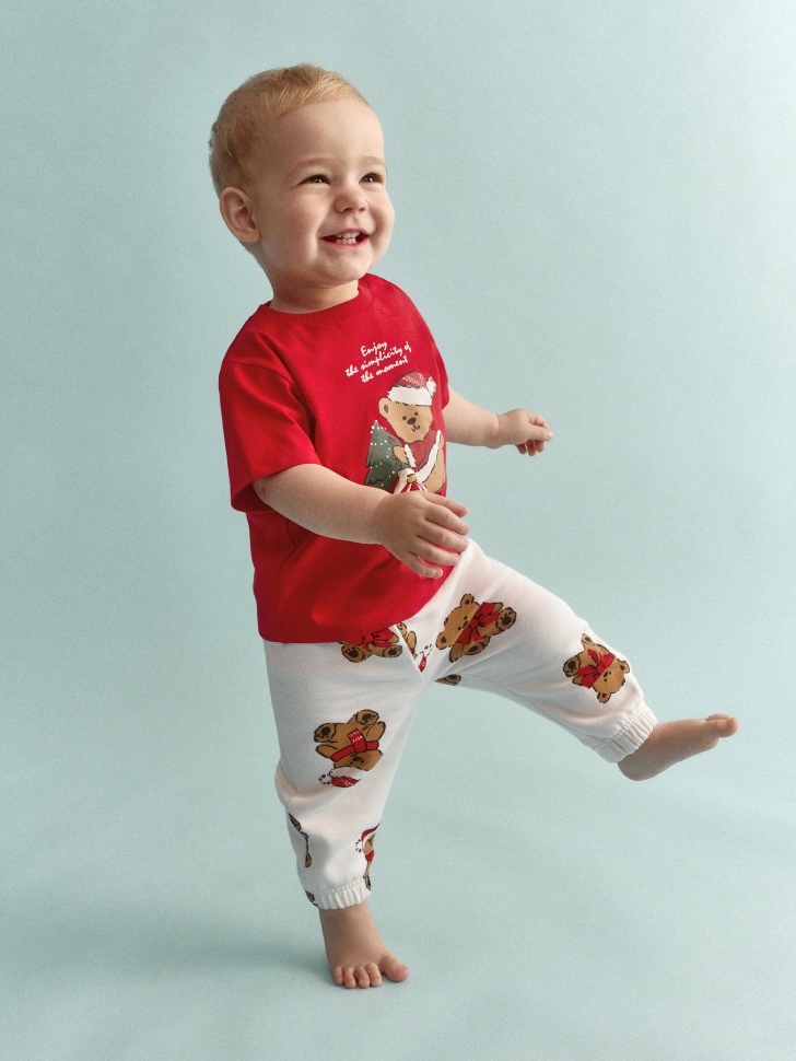 футболка с новогодним принтом и интерактивным декором для малышей от бренда sela вид слева