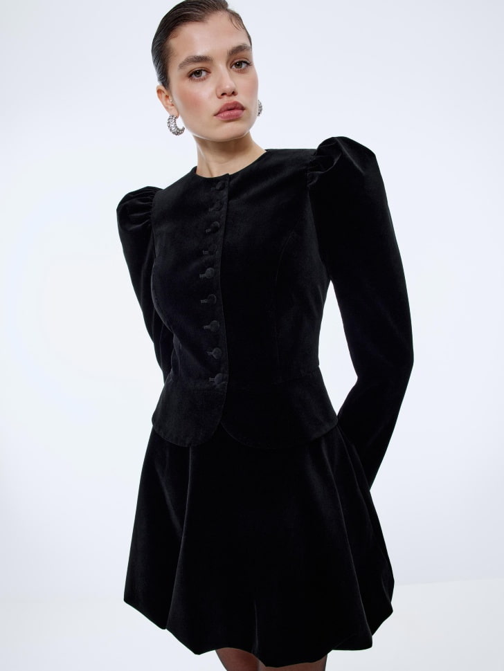 укороченный жакет с баской из бархата 4610517038036 фотография