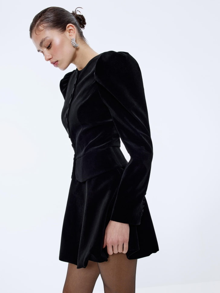 укороченный жакет с баской из бархата 4610517038036 в интернет магазине