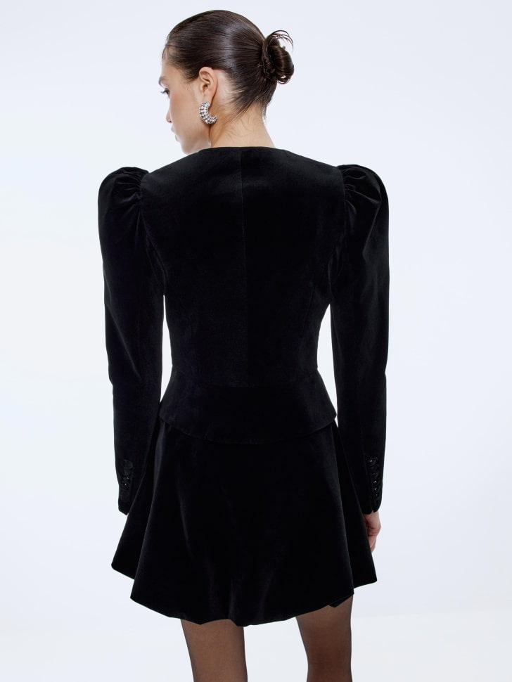 укороченный жакет с баской из бархата 4610517038036 с промокодом