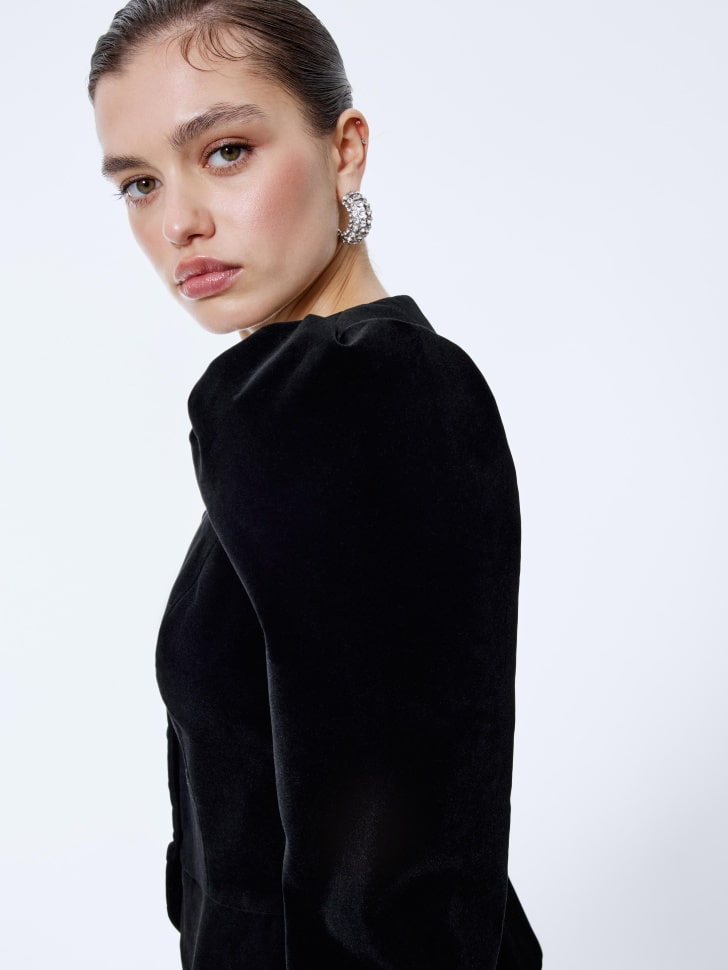 укороченный жакет с баской из бархата 4610517038036 со скидкой