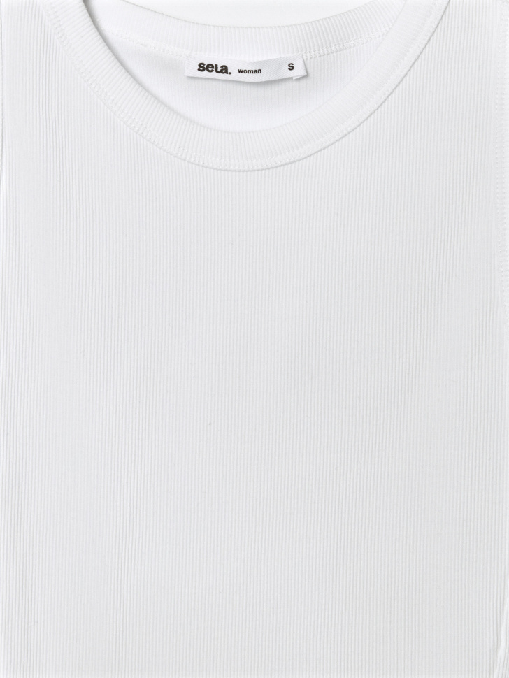 укороченный топ в рубчик от бренда sela вид слева