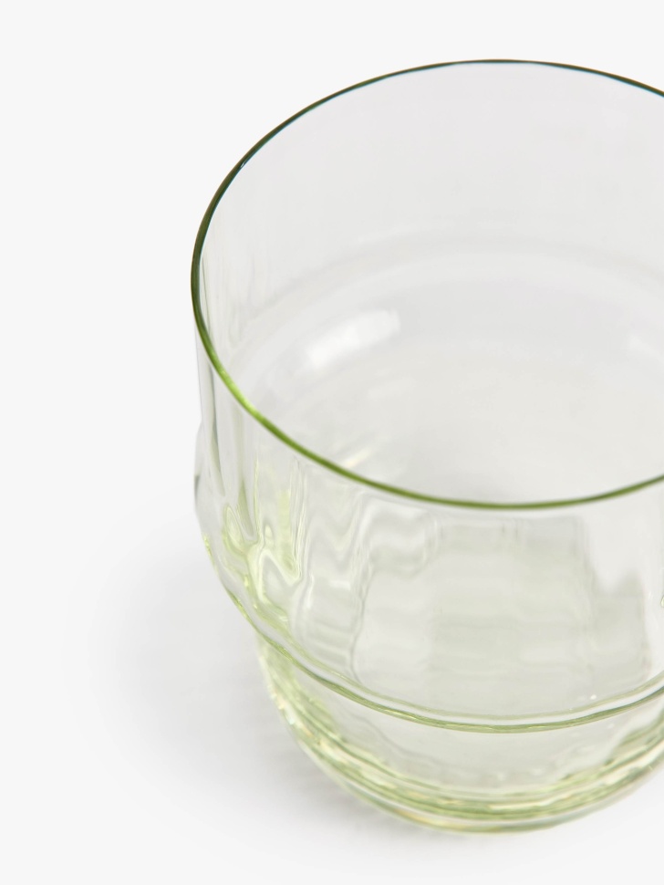 стакан из стекла с рельефным узором от бренда sela вид слева