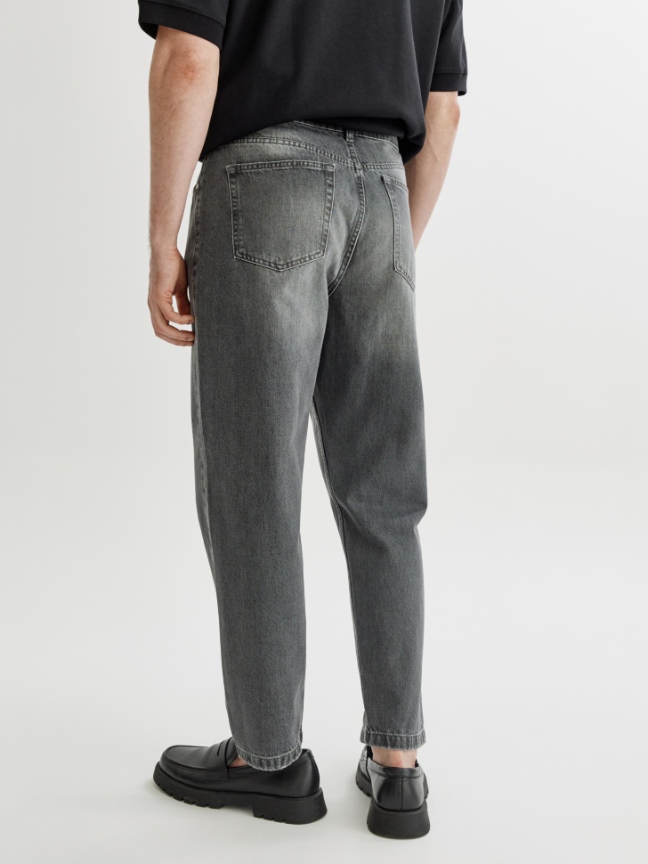 джинсы расслабленного кроя со средней посадкой по цене 3999 руб вид справа