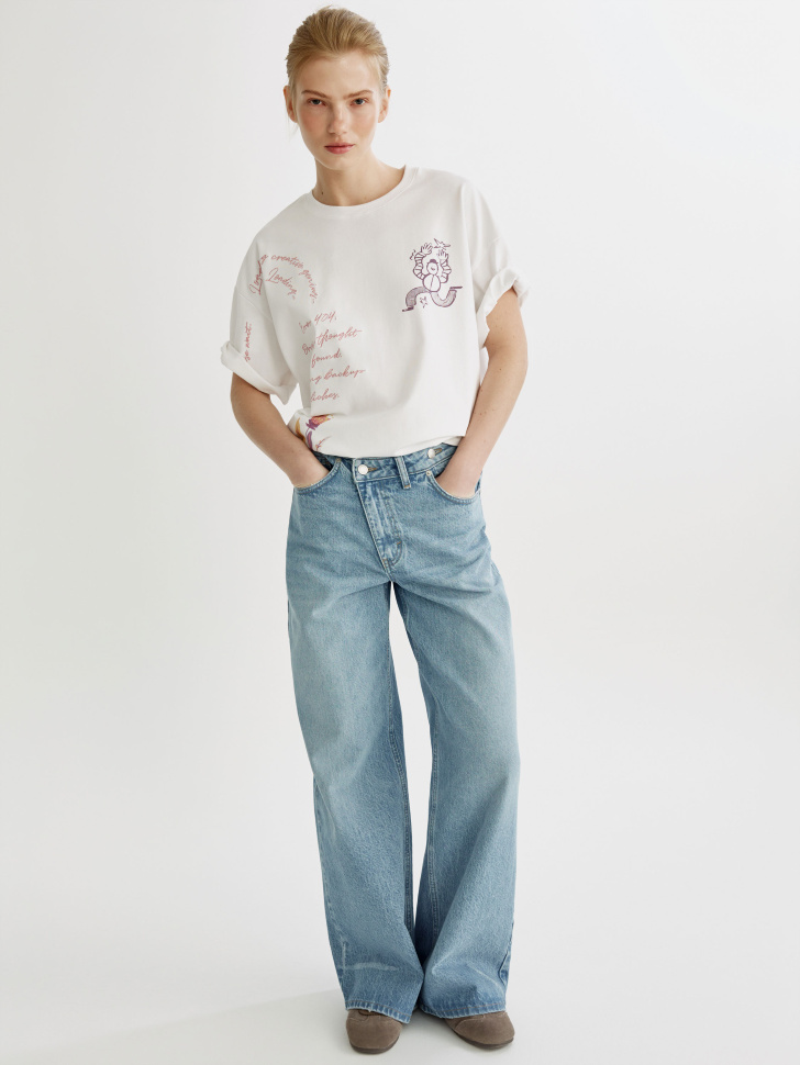 футболка оверсайз с принтом и вышивкой от бренда sela вид слева