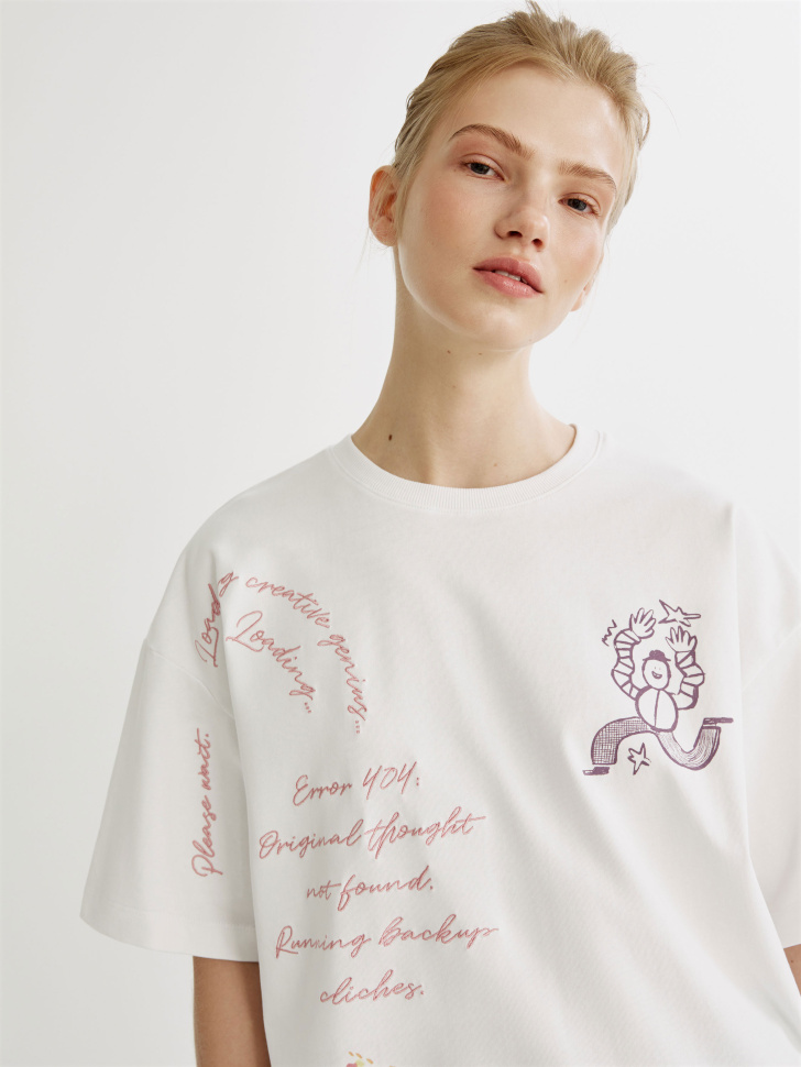 футболка оверсайз с принтом и вышивкой по цене 2299 руб вид справа