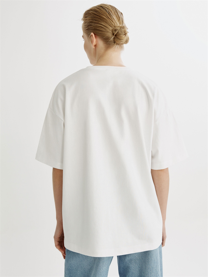 футболка оверсайз с принтом и вышивкой из россии вид сбоку