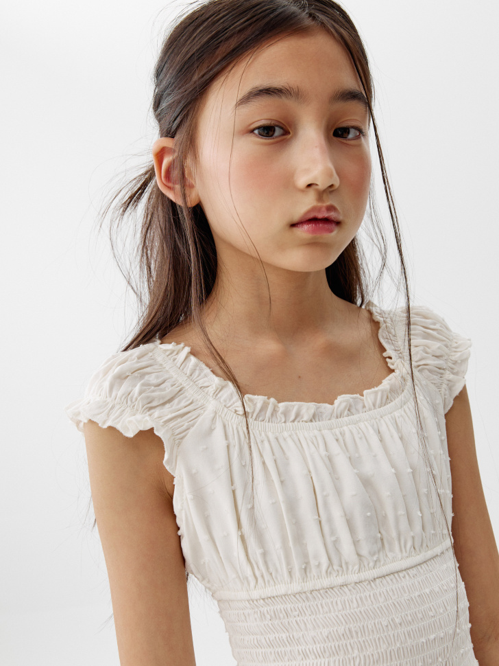 короткий комбинезон из фактурной вискозы для девочек от бренда sela вид слева