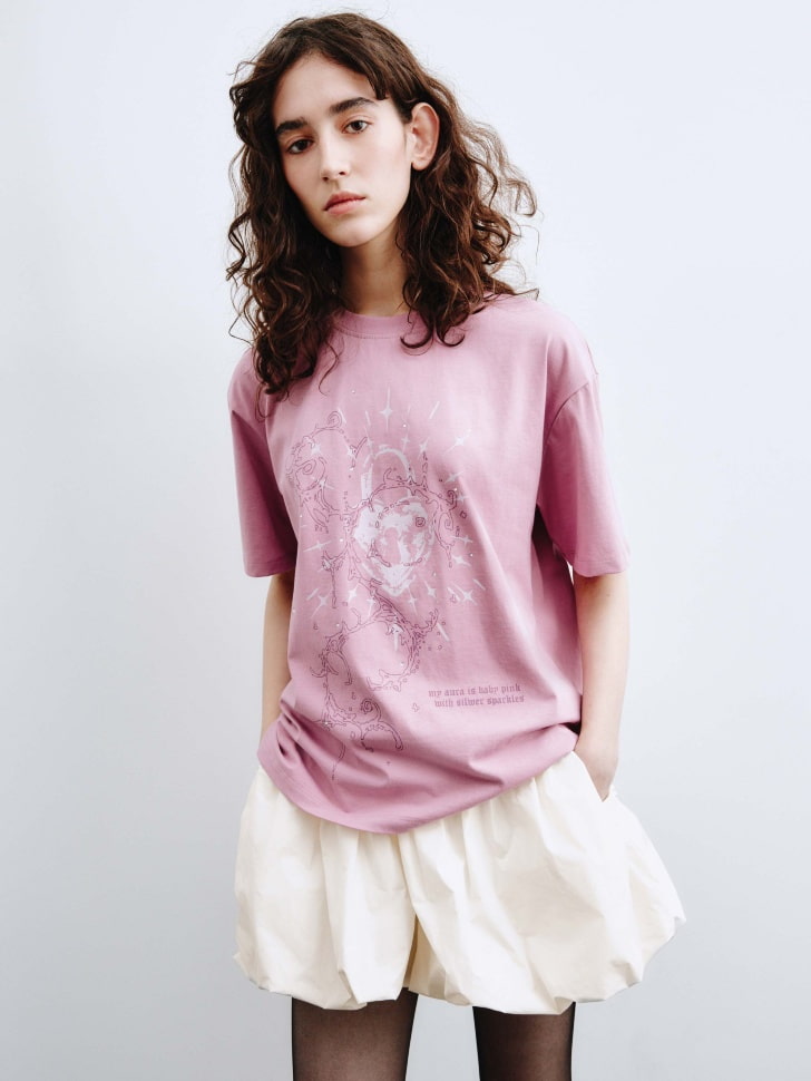 

Футболка с принтом и стразами из линейки SELA Young, SL5812210204