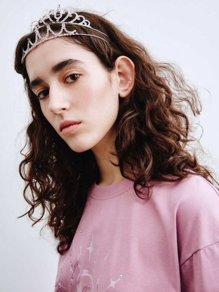 футболка с принтом и стразами из линейки sela young 4610517211477 с промокодом