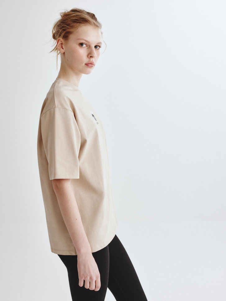 футболка с принтом из линейки  young по цене 1699 руб вид справа